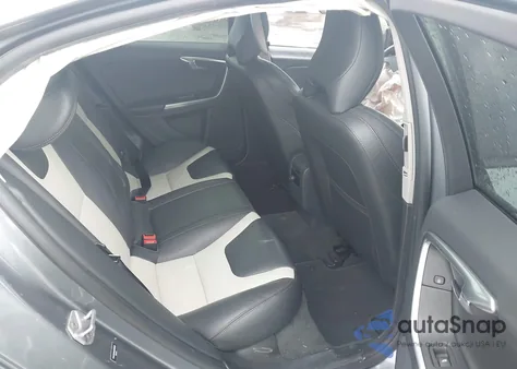 2016 Volvo S60 Cross Country T5 Platinum z USA, uszkodzony, nr VIN YV4612UM4G2000529